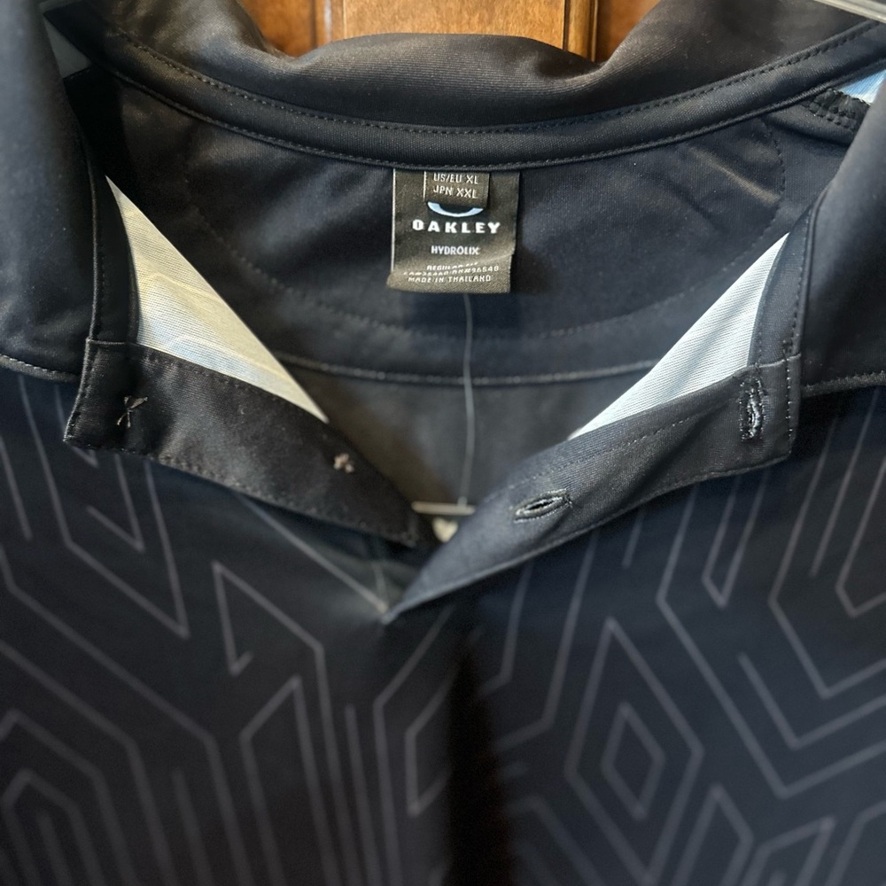 SOLD ON XPOST 🆕 Oakley Black Polo with Geometric Design. XL. - Picture 2 of 12
